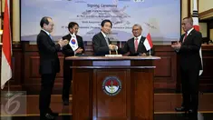 Dirjen Potensi Pertahanan Timbul Siahaan berjabat tangan dengan President and CEO KAI Ltd Ha Sung Yong usai penandatanganan kontrak Cost Share Agreement (CSA) untuk pengembangan pesawat tempur KF-X/IF-X di Jakarta, Kamis (7/1). (Liputan6.com/Johan Tallo)