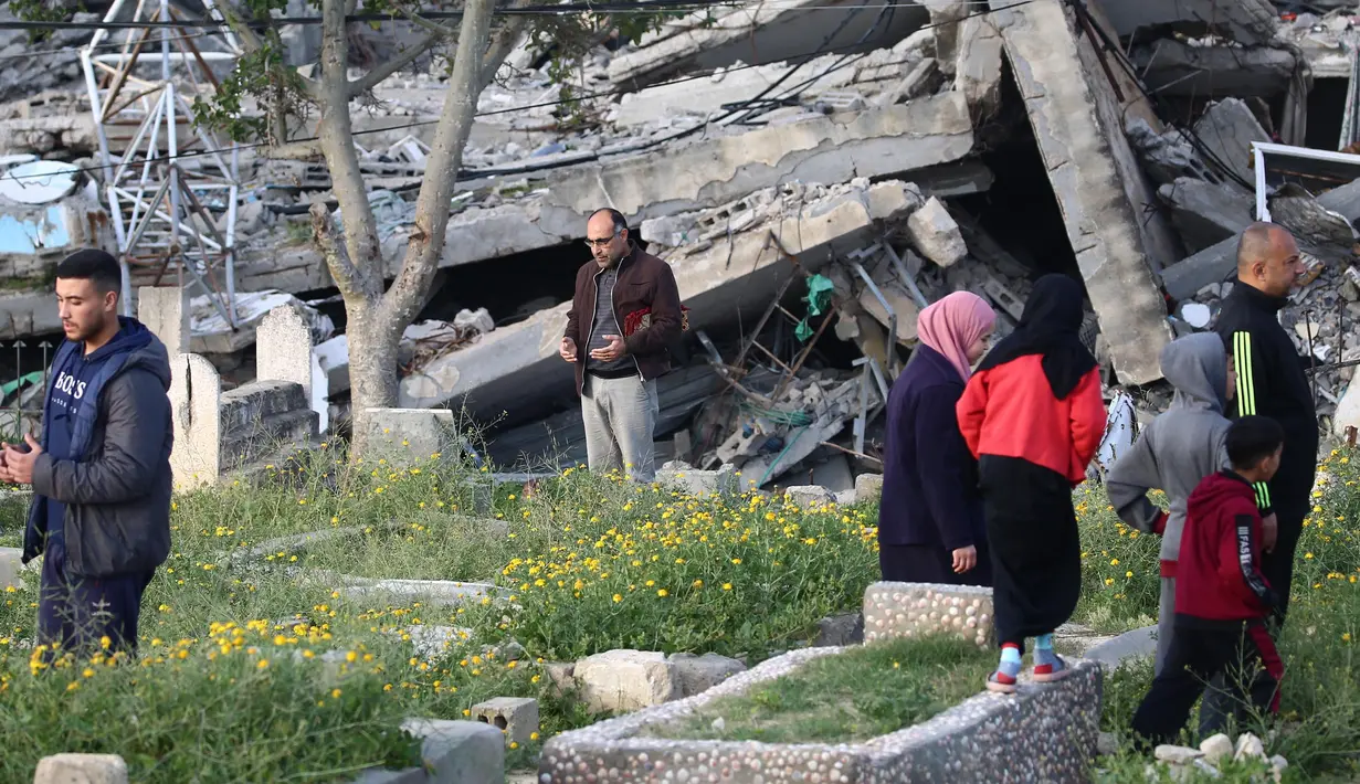 Warga Palestina terpantau sudah berkumpul dari pagi sebelum waktu salat Idul Fitri pada pukul 06.05 waktu setempat. (Eyad BABA/AFP)