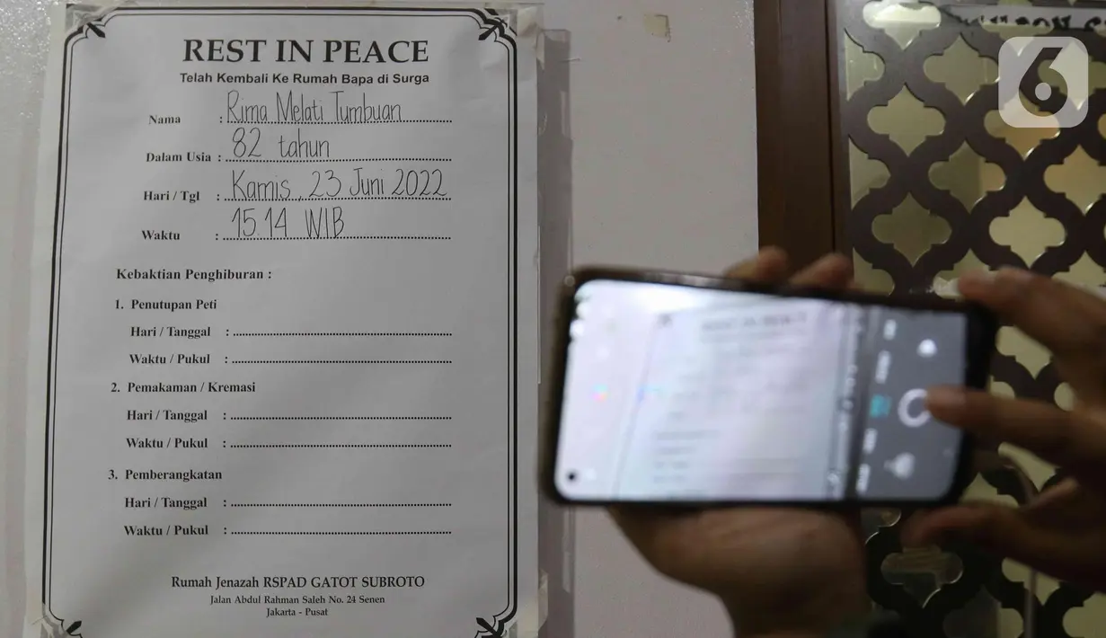 Papan informasi duka cita aktris senior Rima Melati terlihat di Rumah Duka RSPAD Gatot Soebroto Jakarta Pusat, Kamis (23/6/2022). Aktris senior Rima Melati meninggal dunia dalam usia 82 tahun pada pukul 15.14 WIB di RSPAD Jakarta Pusat akibat infeksi Decubitus. (Liputan6.com/Herman Zakharia)