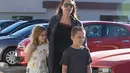 Melansir Hollywoodlife.com, In Touch melaporkan bahwa rencana mengadopsi anak ke-7 ini merupakan hal yang dirahasiakan Jolie. Menurut seorang sumber, Pitt melarangnya karena takut berdampak pada anak-anak mereka. (doc.hollywoodlife.com)