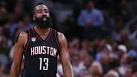 Pebasket Houston Rockets, James Harden, tampak kecewa usai kalah dari San Antonio Spurs pada laga semifinal wilayah barat NBA di AT&T Center, San Antonio, Rabu (3/5/2017). Spurs menang 121-96 atas Rockets. (AFP/Ronald Martinez)
