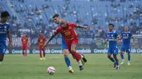 Striker Persija Jakarta, Gustavo Almeida mendapatkan penjagaan ketat dari bek Persib Bandung, Nick Kuipers dalam laga pekan keenam BRI Liga 1 2024/2025 di Stadion Si Jalak Harupat, Kabupaten Bandung, Senin (23/9/2024). (Dok. Persija)