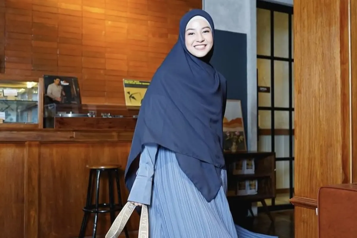 Natasha Rizky Mix and Match Hijab dengan Plisket Dress