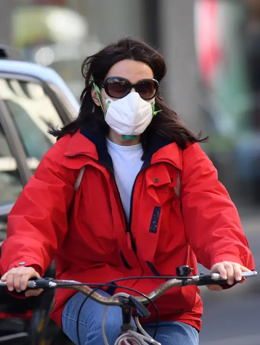 Seorang wanita mengenakan masker bersepeda di Milan, Italia (24/2/2020). Kepala Departemen Perlindungan Sipil sekaligus Komisaris Luar Biasa untuk Darurat Coronavirus, Angelo Borrelli mengatakan enam orang meninggal dan 222 lainnya teruji positif infeksi COVID-19 di Italia. (Xinhua/Daniele Mascolo)