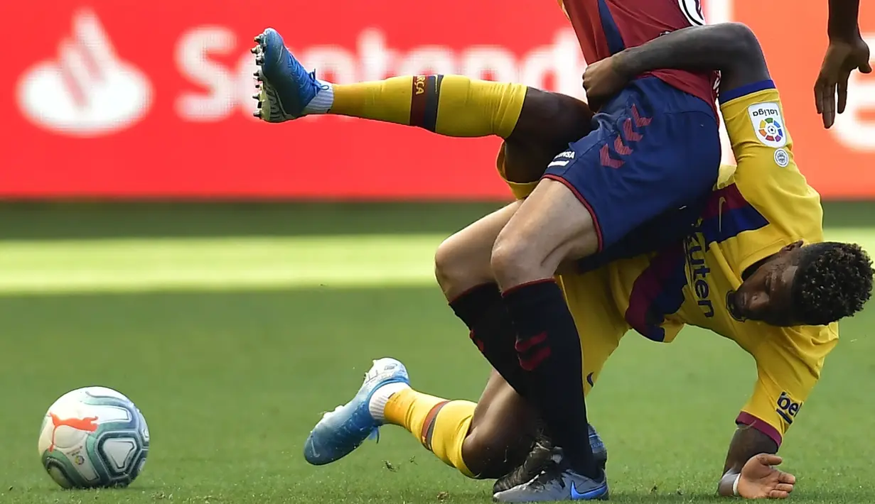 Bek Barcelona, Nelson Semedo, terjatuh saat melawan Osasuna pada laga La Liga di Stadion El Sadar, Pamplona, Sabtu (31/8). Kedua klub bermain imbang 2-2. (AP/Alvaro Barrientos)