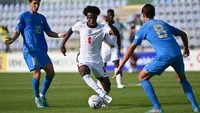Pemain Timnas Inggris, Carney Chukwuemeka (tengah) berusaha melewati pemain Italia, Cesare Casadei (kanan) dan Fabio Miretti pada laga final UEFA European Championship U-19 di National Training Centre Stadium, Senec, Slovakia, 28 Juni 2022. Chukwuemeka menjadi pemain muda The Three Lions termahal saat ini menurut situs Transfermarkt. Pemain Chelsea tersebut memiliki nilai pasar Rp260,72 Miliar. (AFPJoe Klamar)
