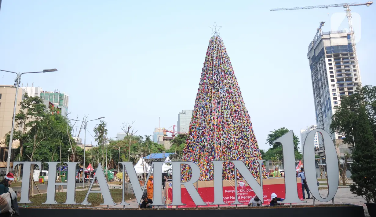 Pohon Natal dari miniatur ondel-ondel dari botol minuman bekas berdiri di Food Court Thamrin 10, Jakarta, Sabtu (21/12/2019). Pemprov DKI Jakarta bekerja sama dengan Keuskupan Agung membangun pohon natal setinggi 11 meter menggunakan 8.000 botol minuman bekas. (Liputan6.com/Helmi Fithriansyah)