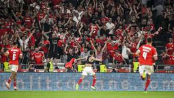 Pemain Benfica, Angel Di Maria berlari ke arah penonton saat merayakan gol pada laga lanjutan Liga Portugal 2023/2024 melawan Porto di Luz stadium, Lisbon, Portugal, Minggu (30/09/2023). Di Maria berhasil mencetak gol pada menit ke-68. (AFP/Patricia De Melo Moreira)