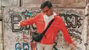 Tak hanya sukses di dunia hiburan, Joshua Suherman juga pintar dalam memadu padankan busana. Saat liburan ia kerap tampil santai tapi tetap terlihat kece. (Liputan6.com/IG/@jojosuherman)