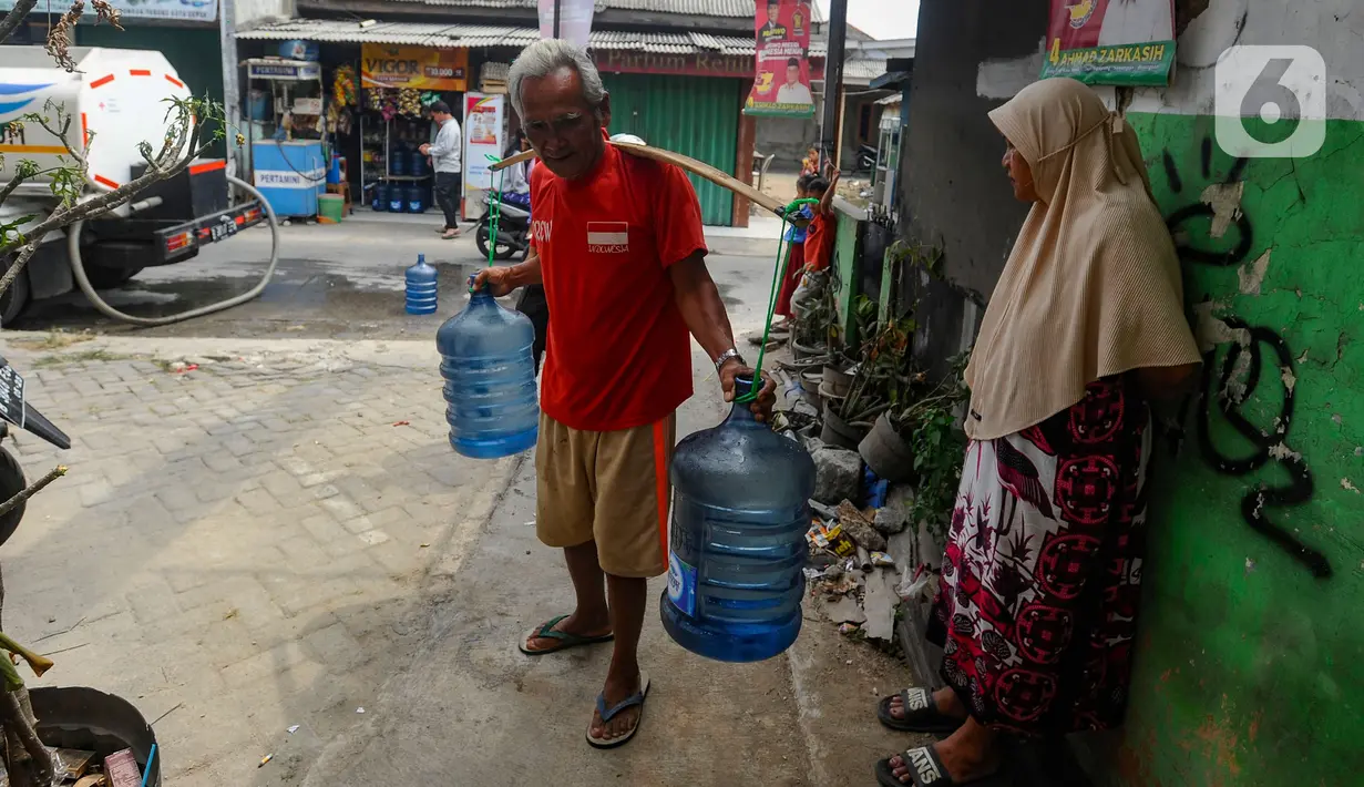 PMI juga bekerjasama dengan Perseroan Terbatas (PT) Tirta Asasta Depok Perusahaan Perseroan Daerah (Perseroda) untuk suplay air bersih. Dalam pelaksanaannya, PMI Kota Depok menurunkan enam relawan. (merdeka.com/Arie Basuki)