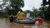 Personel BPBD Riau mengevakuasi korban bencana banjir di Riau. (Liputan6.com/Istimewa)