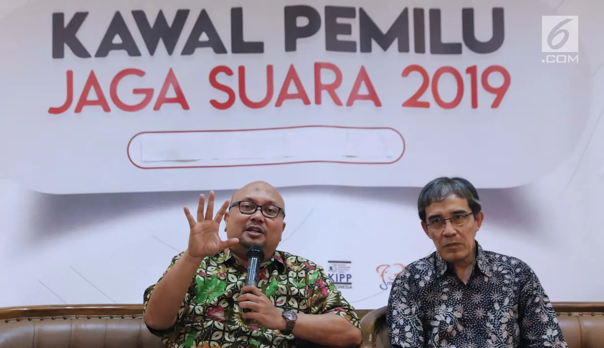 Komisioner KPU, Iham Saputra (kiri) bersama peneliti Network for Democracy and Electoral Integrity, Hadar Nafis Gumay saat peluncuran situs Kawal Pemilu di Jakarta, (20/3). Netgrit mengajak warga mengawal Pemilu 2019. (Liputan6.com/Helmi Fithriansyah)