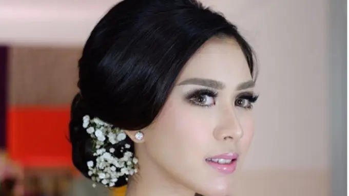 Tampilan Makeup Syahnaz Sadiqah Saat Tunangan