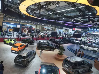Pengunjung menyaksikan deretan mobil terbaru saat Exclusive Media Day GAIKINDO Indonesia International Auto Show (GIIAS) 2026 di Indonesia Convention Exhibition (ICE) BSD City, Tangerang, Rabu, 29 Juli 2026. (KLY/ Budy Santoso)
