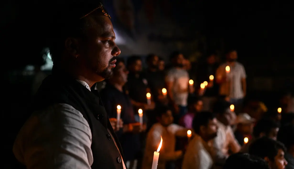 <p>Anggota Kongres Pemuda India ikut serta dalam pawai menyalakan lilin di New Delhi, India, Senin (31/10/2022). Jembatan berusia seabad tersebut dilaporkan baru dibuka kembali minggu lalu setelah diperbaiki. (AFP/Sajjad HUSSAIN)</p>