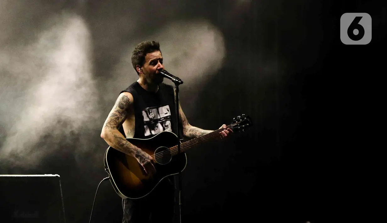 Penampilan band Simple Plan saat Everblast Festival 2023 di Gambir Expo, Kemayoran, Jakarta Pusat, Sabtu (4/3/2023). Simple Plan membuka penampilannya dengan beberapa lagunya yang populer antara tahun 1999-2002, seperti "Il Do Anything", "Shut Up", hingga "Jump". (Liputan6.com/Herman Zakharia)