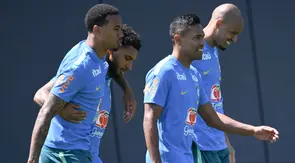 Pemain Timnas Brasil, Gabriel Magalhaes, Ederson, Alexsandro dan Fabinho (kiri ke kanan) berjalan di lapangan selama sesi latihan sebagai bagian dari persiapan menghadapi pertandingan sepak bola Piala Dunia 2026 melawan Maroko di Fasilitas Latihan Columbia Park, Morristown, New Jersey, pada 9 Juni 2026. (MAURO PIMENTEL/AFP)