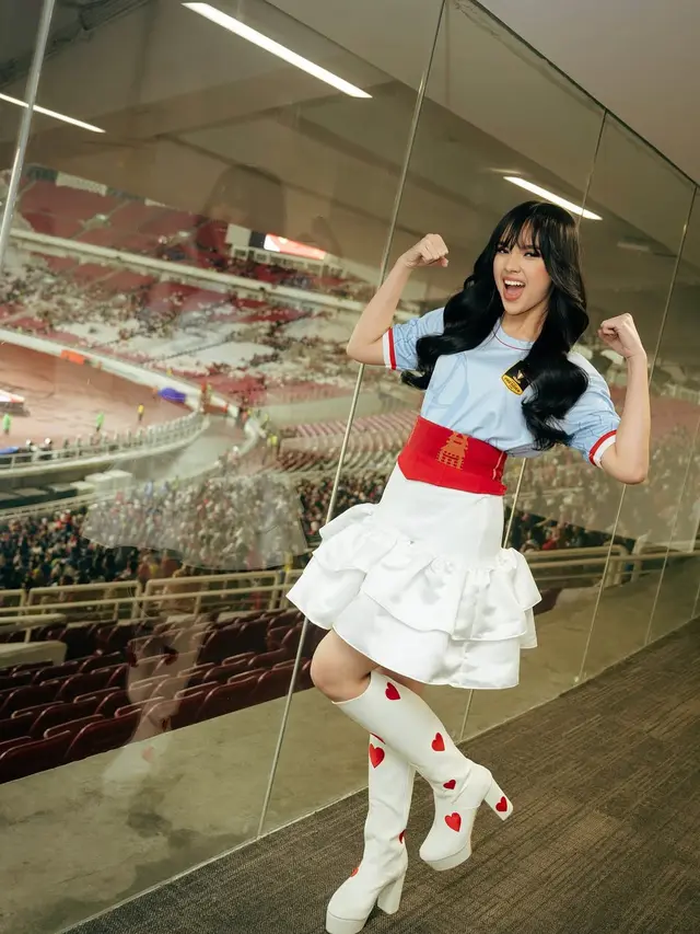 Lyodra pakai jersey saat  Pembukaan Piala Presiden 2025 di GBK. [@lyodraofficial]