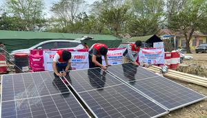 PT Pertamina (Persero) menghadirkan Pembangkit Listrik Tenaga Surya (PLTS) di sejumlah titik posko pengungsi di wilayah Aceh Tamiang.