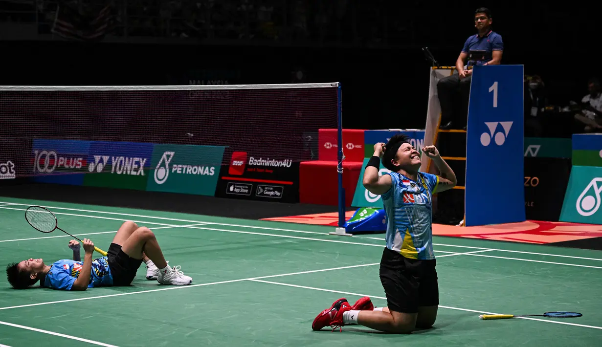 Apriyani Rahayu/Siti Fadia terus memimpin hingga akhirnya disamakan oleh Zhang Shu Xian/Zheng Yu di kedudukan 15-15. Apriyani Rahayu/Siti Fadia pun terus melaju hingga memenangi game ketiga dengan 21-19 sekaligus meraih gelar perdana di BWF Super Series 2022 sejak pertama kali dipasangkan pada Mei 2022 lalu di ajang SEA Games Vietnam. (AFP/Mohd Rasfan)