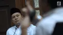 Bupati Lampung Tengah nonaktif, Mustafa (kiri) menyimak keterangan saksi pada sidang lanjutan di Pengadilan Tipikor, Jakarta, Kamis (17/5). Sidang mendengar keterangan saksi. (Liputan6.com/Helmi Fithriansyah)