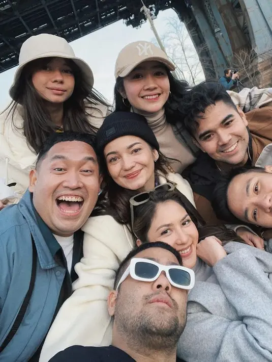 Jessica Mila dan Enzy sendiri selalu tampil trendi saat liburan dengan aksesori. Seperti beannie hat dan sunglasses. [Foto: Instagram @enzystoria]