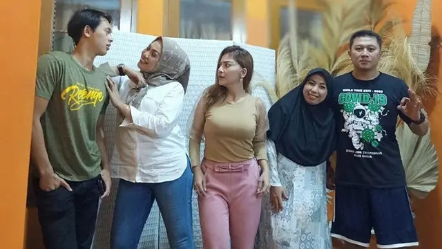 Sempat Berseteru, Ini 7 Potret Kebersamaan Elly Sugigi dan Irma Darmawangsa
