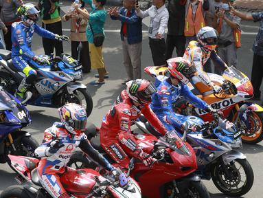 Pembalap Repsol Honda, Marc Marquez berada di posisi terdepan memimpin parade MotoGP di Jakarta. Marquez dan rider lainnya kemudian berkendara melintasi Jalan Thamrin hingga ke Bundaran HI. (Bola.com/M Iqbal Ichsan)
