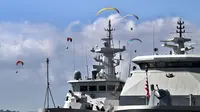 21 kapal perang dari berbagai negara dan 17 kapal perang TNI AL akan mengikuti latihan angkatan laut multilateral Komodo 2025. (SONNY TUMBELAKA/AFP)