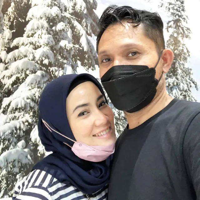Jarang Tersorot, Ini 6 Potret Deddy Lisan Vokalis Andra and The Backbone Bareng Istri