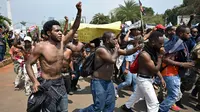 Warga Papua saat unjuk rasa memprotes kekerasandi provinsi Papua bagian timur di Denpasar pada 22 Agustus 2019. (AFP Photo/Sonny Tumbelaka)