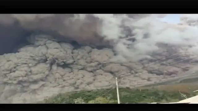 Gunung Sinabung di Karo, Sumatera Utara, kembali erupsi. Kali ini, tinggi kolom awan panas mencapai dua ribu meter.