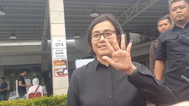 Menteri Keuangan Sri Mulyani Indrawati bersama sang suami, Tony Sumartono menggunakan hak suaranya dalam sesi pencoblosan Pemilu 2024 di TPS 73 Bintaro Sektor 3A, Kelurahan Pondok Karya, Kecamatan Pondok Aren, Kota Tangerang Selatan.