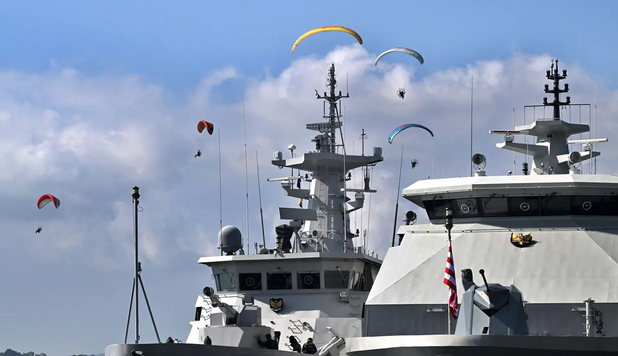 21 kapal perang dari berbagai negara dan 17 kapal perang TNI AL akan mengikuti latihan angkatan laut multilateral Komodo 2025. (SONNY TUMBELAKA/AFP)