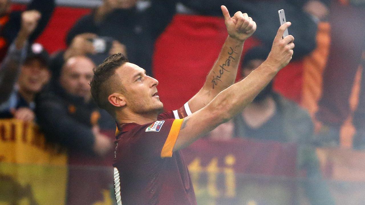 Cetak Rekor di Derby Capitale, Totti "Selfie" di Depan Fans Roma