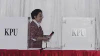 Ketua Umum PDI-P Megawati Soekarnoputri usai menggunakan hak pilihnya pada Pilkada DKI Jakarta putaran 2 di TPS 027 Kebagusan, Jakarta, Rabu (19/4). (Liputan6.com/Helmi Fithriansyah)