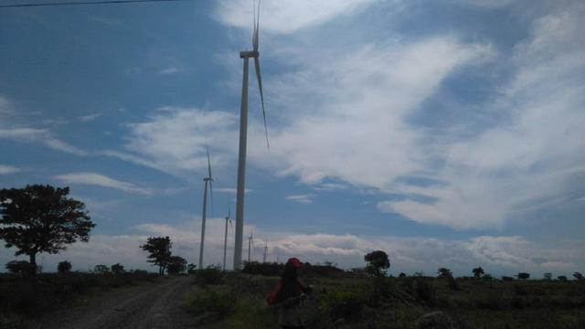 Kincir angin raksasa PLTB Tolo 1 jadi destinasi wisata terbaru di Kabupaten Jeneponto, Sulsel (Liputan6.com/ Eka Hakim)