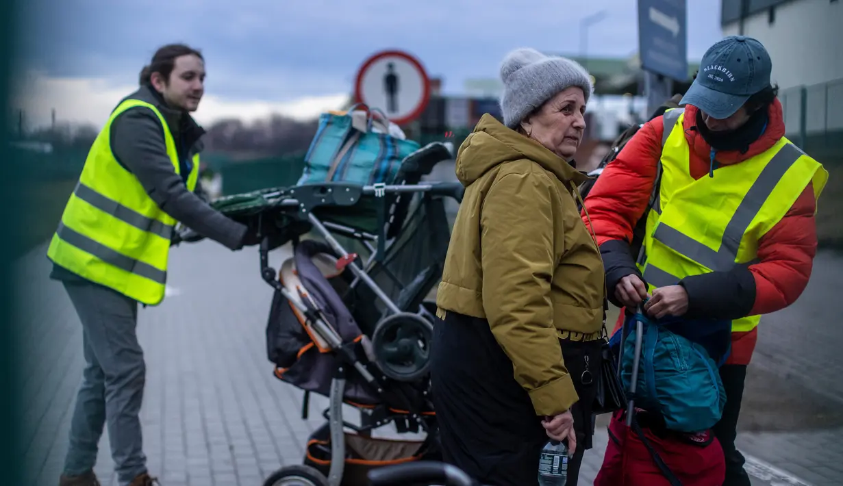 Pengungsi dari Ukraina menunggu di perbatasan di Medyka, Polandia tenggara, pada 5 April 2022. Lebih dari 4,2 juta pengungsi Ukraina telah meninggalkan negara itu sejak invasi Rusia, kata PBB. (Wojtek RADWANSKI / AFP)