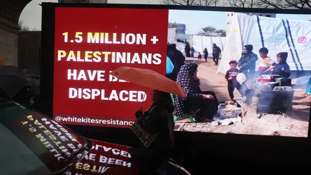 Di Tengah Hujan Salju, Massa Berunjuk Rasa Desak Israel Hentikan Serangan ke Gaza