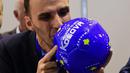 Seorang delegasi sepak bola Kosovo mencium bola saat merayakan diterimnya Kosovo sebagai anggota UEFA pada kongres UEFA ke-40 tahun di Hungexpo Fair Center, Budapest, Hungary, (3/52016). (AFP/Attila Kisbenedek)