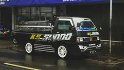 Permainan stiker, body kit, dan wheel dop juga cukup untuk mendongkrak penampilan L300. (Source: Instagram/@banun_ab12)