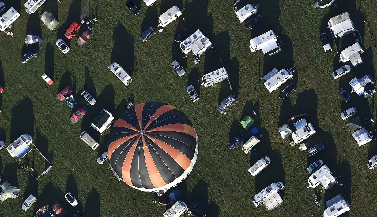 Salah satu balon udara bersiap untuk diterbangkan di Bristol International Balloon Fiesta ke 37  di Inggris, Jumat (7/8/2015). Festival balon terbesar di eropa ini berlangsung selama empat hari.  (REUTERS/Toby Melville)