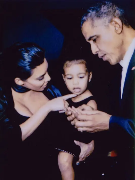 Sebagai warga Amerika, Kim megucapkan terima kasih atas pimpinan Barack Obama sejak tahun 2008 silam. Mengenang masa lalu, Kim menyertakan foto-foto masa lalu beserta tulisannya di situs miliknya. (doc.aceshowbiz.com)