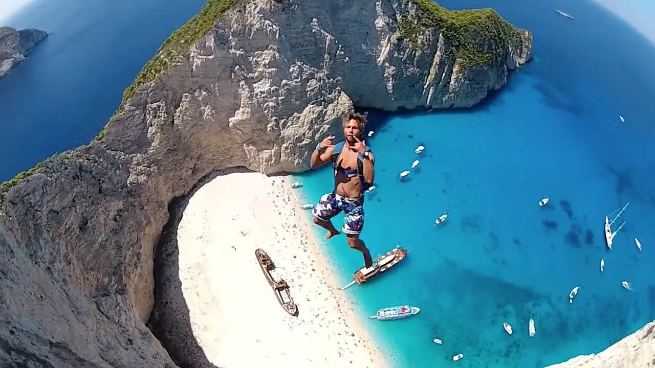 Melompat dari atas tebing pantai navagio, Yunani