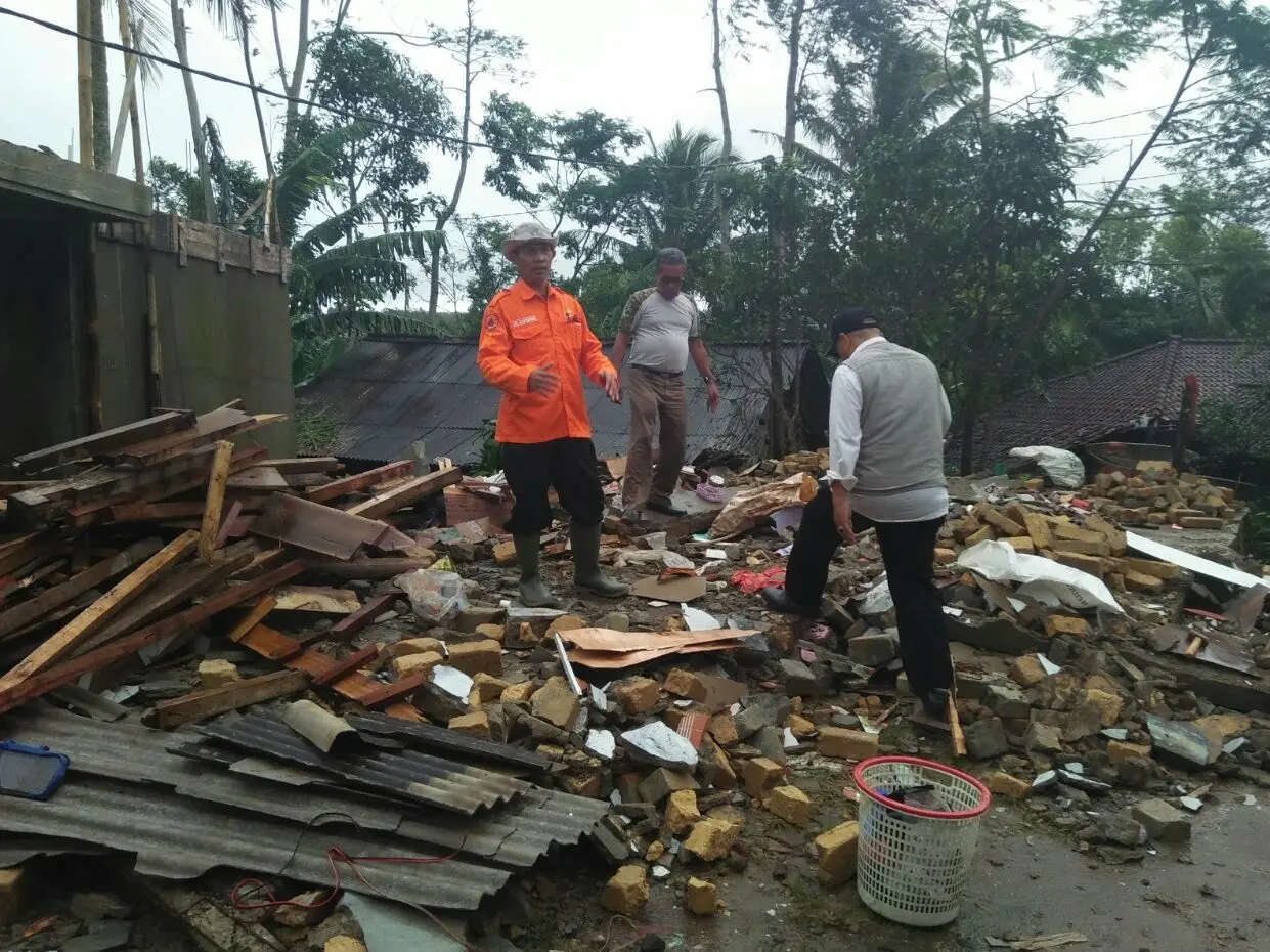 Bupati Sukabumi mengingatkan warga untuk tidak berharap pemda membantu membangun kembali rumah yang rusak karena gempa secara utuh. (Liputan6.com/Mulvi Mohammad)