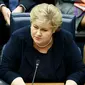 Erna Solberg, Perdana Menteri Norwegia kedapatan bermain gim. (The Guardian)