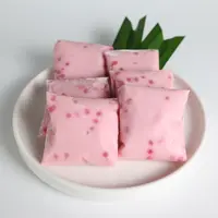 Kue cantik manis terbuat dari tepung kanji, santan dan mutiara. Kue ini memiliki rasa manis dan gurih dengan tekstur empuk. Kue ini sangat cocok untuk teman minum kopi atau minum teh. (Shutterstock.com/sri widyowati)