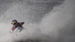 Atlet jetski Indonesia, Aero Sutan Aswar, saat beraksi pada Asian Games di Ancol, Jakarta, Kamis (23/8/2018). Aero Aswar finish kedua dengan jumlah poin 53. (Bola.com/Vitalis Yogi Trisna)