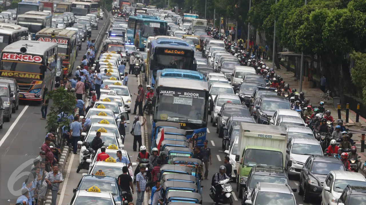 20160322-Demo Sopir Taksi, Ratusan Mobil Terjebak Macet di Tol Gatot Subroto -Jakarta