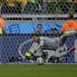 Penjaga gawang Timnas Brasil, Julio Cesar, berhasil menahan tendangan keras Alexis Sanchez (Chile) dalam drama adu penalti di laga 16 besar Piala Dunia, (28/6/2014). (REUTERS/Sergio Perez)